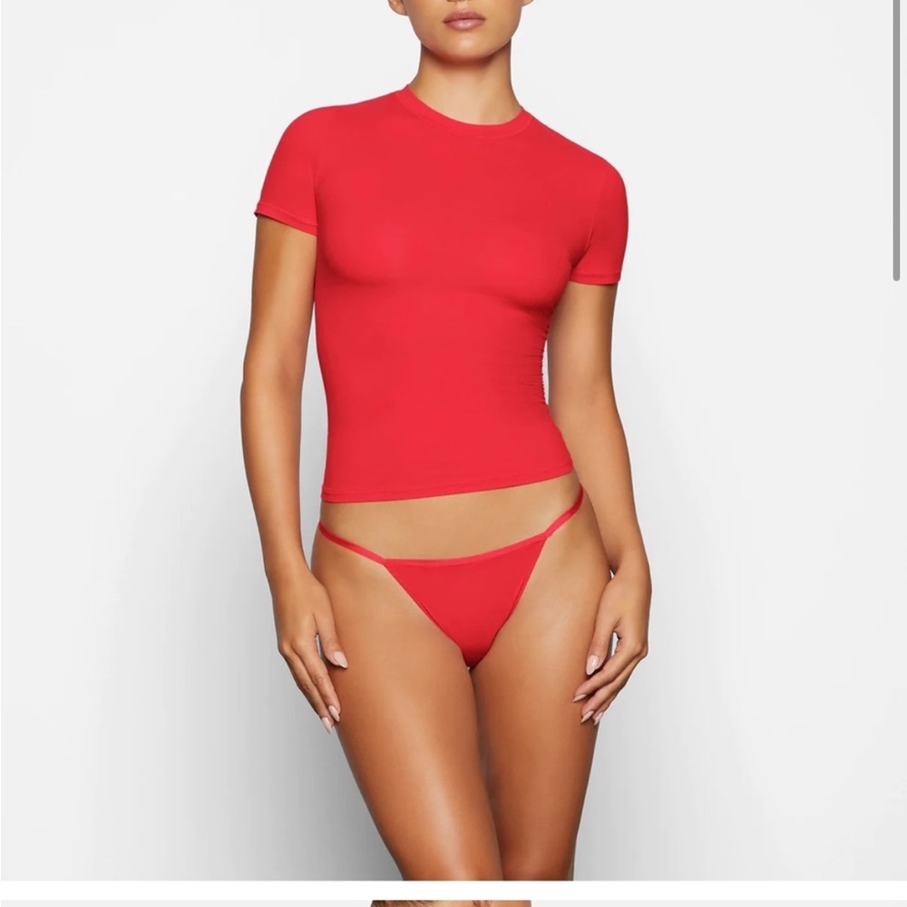 Skims fits everybody t-shirt red